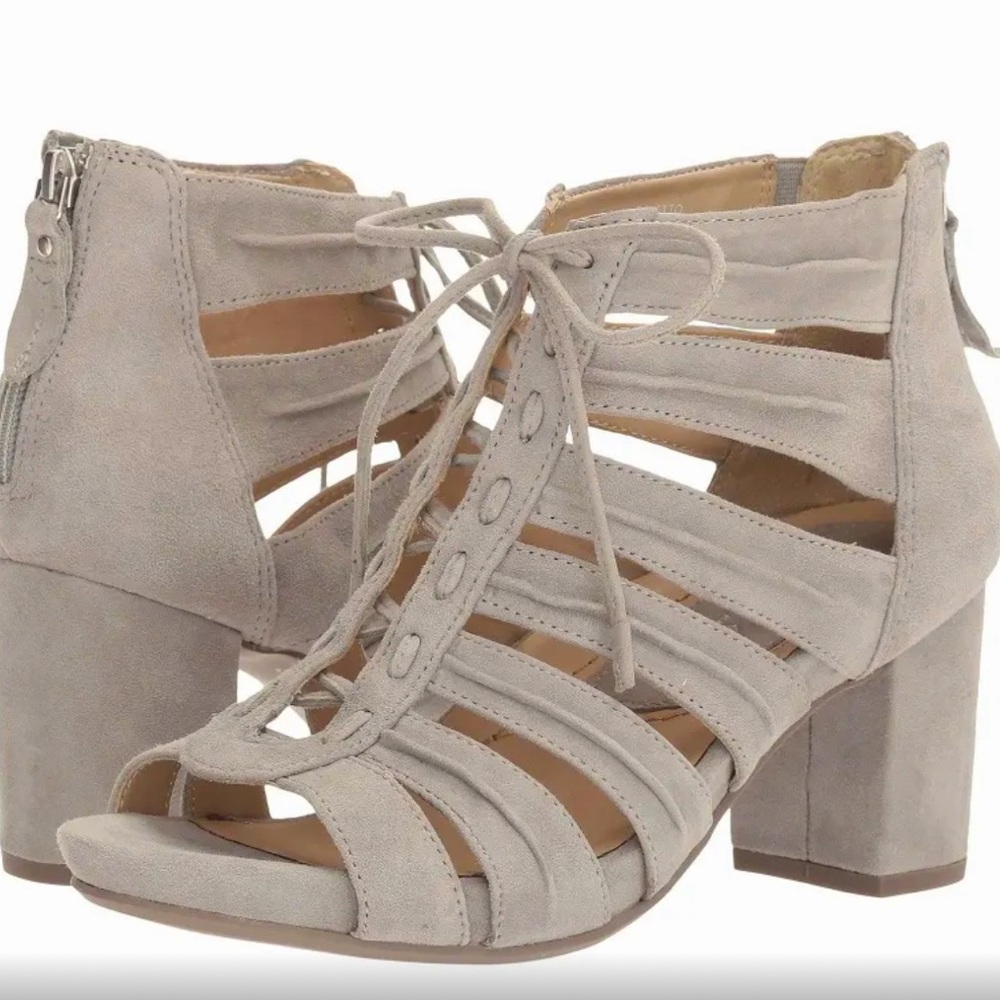 9.5 Earthies Suede Saletto Block Heels in Pale Gray